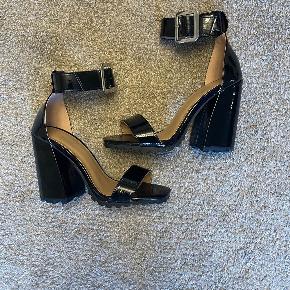 Qupid Black Patent Block Heel Sandals Ankle Strap Size 5.5 sleek